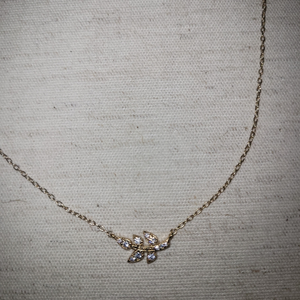 NEW Chloe + Isabel Petits Bijoux Leaf Necklace N431G
